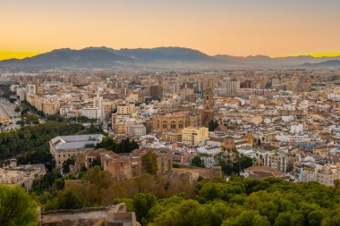 Malaga 'nın Malaga Katedrali, Endülüs, İspanya da dahil olmak üzere Gibralfaro şatosundan çekilmiş hava görüntüsü.