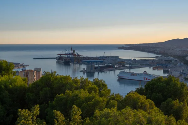 Malaga 'nın Malaga limanı, Endülüs, İspanya da dahil olmak üzere Gibralfaro şatosundan çekilmiş hava görüntüsü.