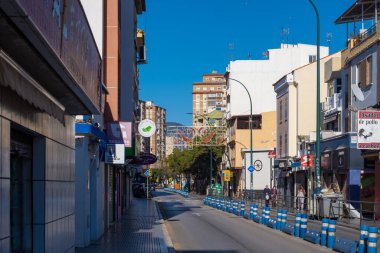Malaga sokaklarında ağaçların güzel manzarası.