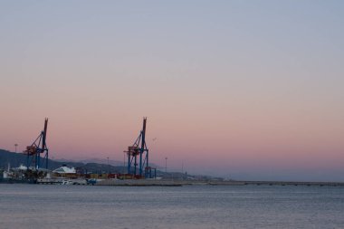 Alacakaranlıktaki Malaga limanının güzel manzarası.