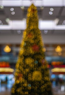 Noel odasının içi bulanık görünüyor..