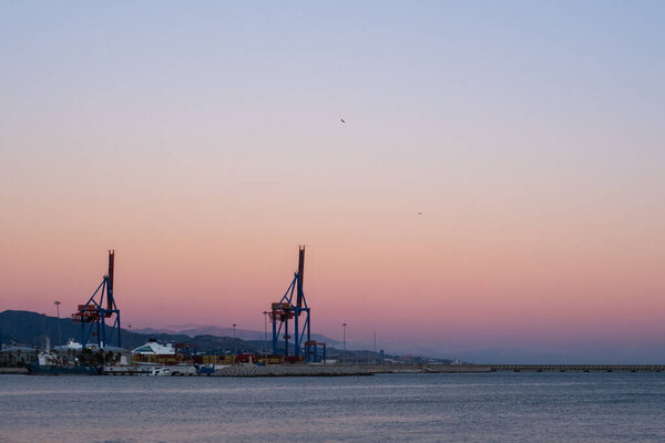 Прекрасный вид на порт Малаги в сумерках.