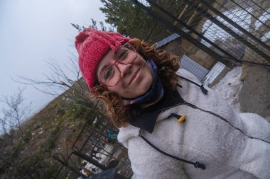 Sierra Nevada Kayak Merkezi 'nde güzel ve sıcak kıyafetler giymiş genç bir kadının eğlenceli portresi..