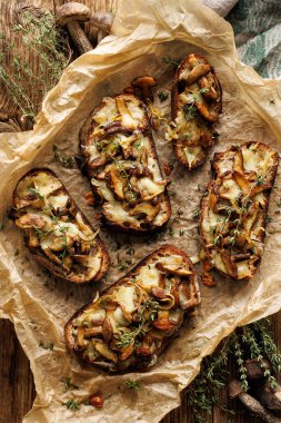 Mantarlı ızgara sandviç, mozzarella peyniri ve kekik.