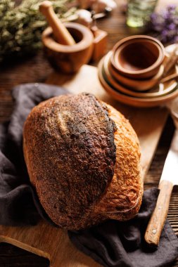 Geleneksel zanaatkar ekmek kırsal bir masa üzerinde, üst görünüm