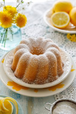 Limonlu kek (Babka) bir tabakta servis edilen pudra şekerle serpilmiş, yakın görünüm