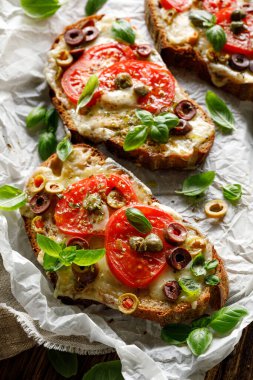 Izgara sandviç, eklenmiş peynirli, domatesli, zeytinli ve eklenmiş ekşi ekşi ekmeklerden yapılmış bruschette 'ler.