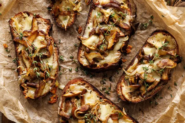 구운된 샌드위치 포레스트 버섯의 추가와 토스트 Suillus 루터스 치즈와 파크먼트 — 스톡 사진