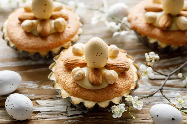 Påsk Mini Cupcakes Med Mandel Frangipane Grädde Och Vit Choklad — Stockfoto