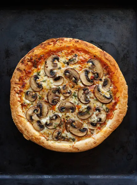 Pizza Grzybowa Dodatkiem Plasterków Brązowych Grzybów Pieczarków Ziół Czarnym Tle Obraz Stockowy