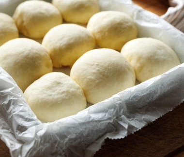 Ev yapımı hamur mayası pişirmeye hazır, yakın çekim.