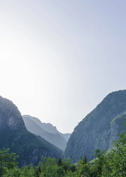 Arnavutluk Alpleri manzaralı. Arnavutluk 'ta Valbona ve Theth yürüyüş parkurlarından görülen lanetli dağlar, Arnavutluk Alplerinde popüler yürüyüş parkurları. Yüksek kalite fotoğraf