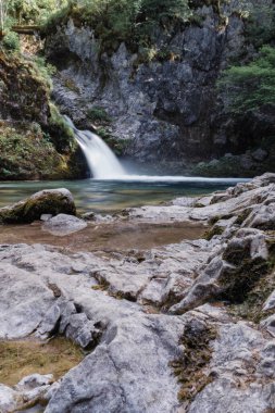 Arnavutluk Alpleri 'ndeki Mavi Göz Gölü, Theth Ulusal Parkı. Yüksek kalite fotoğraf