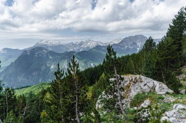 Arnavutluk Alpleri manzaralı. Arnavutluk 'ta Valbona ve Theth yürüyüş parkurlarından görülen lanetli dağlar, Arnavutluk Alplerinde popüler yürüyüş parkurları. Yüksek kalite fotoğraf