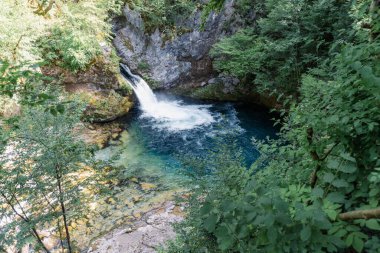 Arnavutluk Alpleri 'ndeki Mavi Göz Gölü, Theth Ulusal Parkı. Yüksek kalite fotoğraf