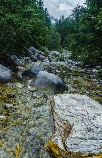 Landschaftlich Reizvoller Naturhintergrund Mit Schönen Bemoosten Felsbrocken Klaren Quellwasser Des — Stockfoto