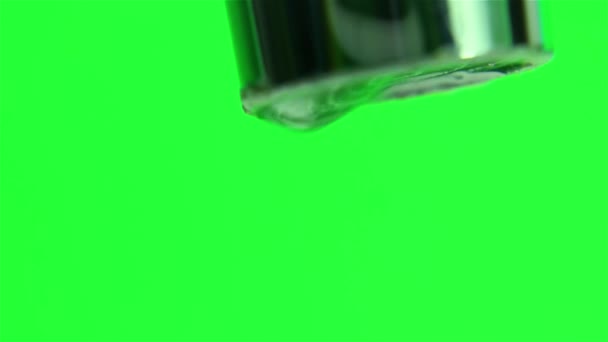 Beyaz Zemin Üzerinde Izole Edilmiş Iki Küçük Düğmeli Lityum Pili — Stok video