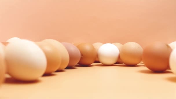 Yeni Bırakılmış Kahverengi Beyaz Organik Yumurtaların Yüzeyinde Yürüyün — Stok video