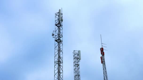 Anteny Telefonii Komórkowej Wyróżniają Się Tle Błękitnego Nieba Chmurami Upływ — Wideo stockowe