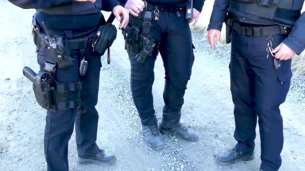 Trzech Policjantów Mundurach Uzbrojonych Pistolety Kamizelki Kuloodporne Widok Częściowy — Wideo stockowe