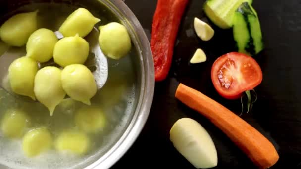 Glütensiz Gnocchi Pişirme Işlemi Onları Siyah Zemin Üzerinde Kaynar Çeşitli — Stok video