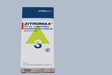 İspanya, Teruel, 05-26-22 antibiyotik Azithromycin enfeksiyona neden olan bakterileri ortadan kaldırır, ticari marka zitromax
