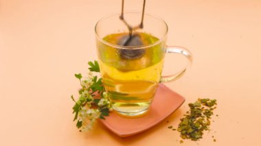 Doğal tıpta kardiyovasküler problemleri ve hipertansiyonu tedavi etmek için kullanılan Hawthorn infüzyonu
