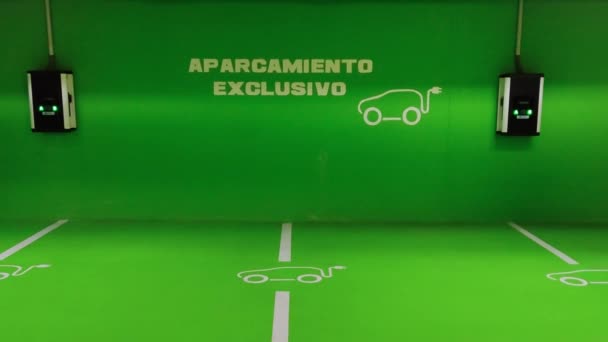 Exclusive Green Parking Lot Electric Cars Labeled Spanish — Vídeo de Stock