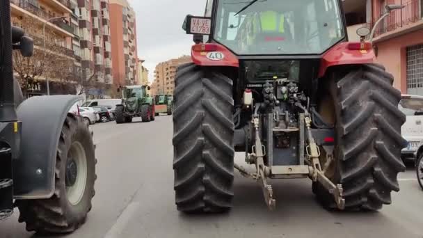 テルエル スペイン 2024 スペインの田舎の状況に抗議する多数のトラクターの街頭でのデモと集中 — ストック動画