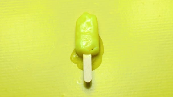 아이스크림의 비디오 천천히 위에서 노란색 배경에 — 비디오