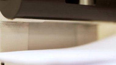 Kağıt zımbalama makinesinin bazı sayfaları delen 4K video makro detayı