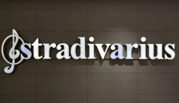 stock image Albacete, Spain, 18-09-2022, Corporate isolated logo of the Stradivarius fashion store, in white, modern and stylized letters, there is a representation of a treble clef, which adds a musical touch