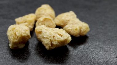 Kalıplı Soya Protein Parçacıkları Karanlık Arkaplanda, makro stüdyo 4K video izole