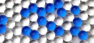 Parlak Arkaplanda Mavi ve Beyaz Jel Boncukları