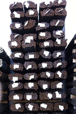 Nakliye için Etiketlerle Yığınlanmış Çelik Güçlendirme Çubukları