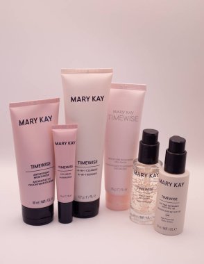 Kozmetik seti. Mary Kay şirketinden cilt bakım ürünleri TIME WISE. Beyaz arka plan. 06.09.2024. Varşova. Polonya.