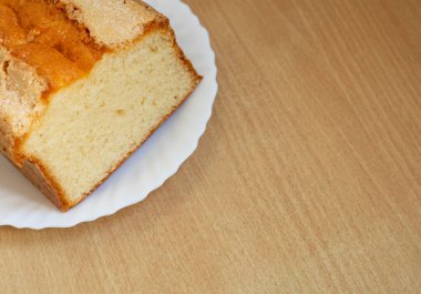 Beyaz tabağa şeker serpiştirilmiş bir parça kurabiye..