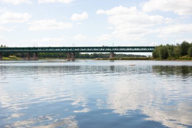 Varşova 'daki Vistula Nehri üzerindeki nehir ve köprü manzarası
