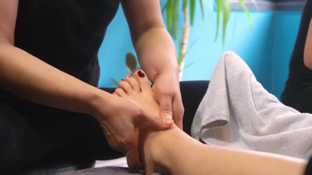 Jeune Femme Obtenant Huileux Massage Thaï Réflexologie Des Pieds Dans — Video