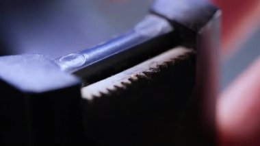 Makro çekimde bant bandına bant çekiliyor