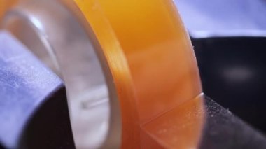 Makro çekimde bant bandına bant çekiliyor