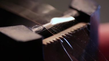 Makro çekimde bant bandına bant çekiliyor