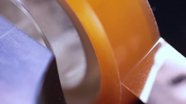 Makro çekimde bant bandına bant çekiliyor