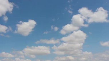 Mavi gökyüzü ve bulutlu Türk bayrağı