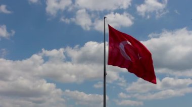 Mavi gökyüzü ve bulutlu Türk bayrağı