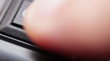 Makro çekimde parmak kapatma düğmesine bas