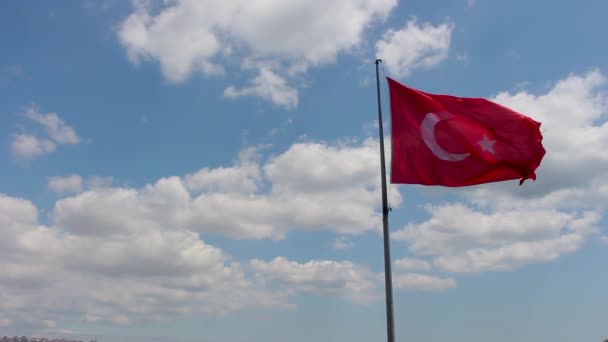 Τουρκική Σημαία Γαλάζιο Ουρανό Και Σύννεφα — Αρχείο Βίντεο