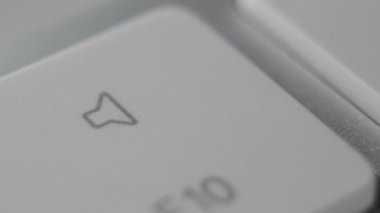 Beyaz klavye makro çekiminde harf tuşuna basılıyor