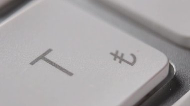 Beyaz klavye makro çekiminde harf tuşuna basılıyor