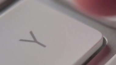 Beyaz klavye makro çekiminde harf tuşuna basılıyor